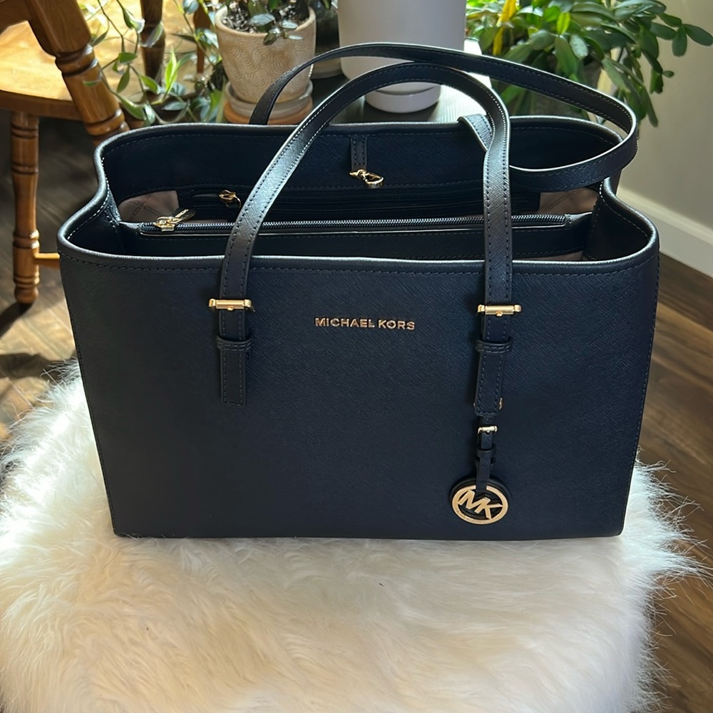 Michael Kors JET SET SAFFIANO LEATHER TOTE BAG- navy with gold hardware